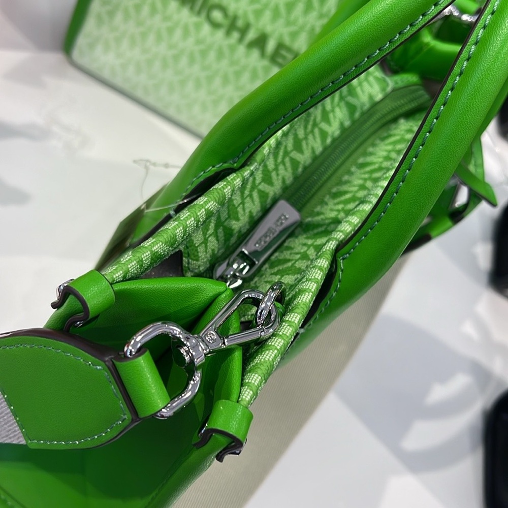 Michael Kors Mirella Small Ombré Signature Logo Crossbody Bag
COLOR JUNGLE - Picture 6 of 16